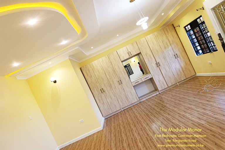 The 5 bedroom house floor